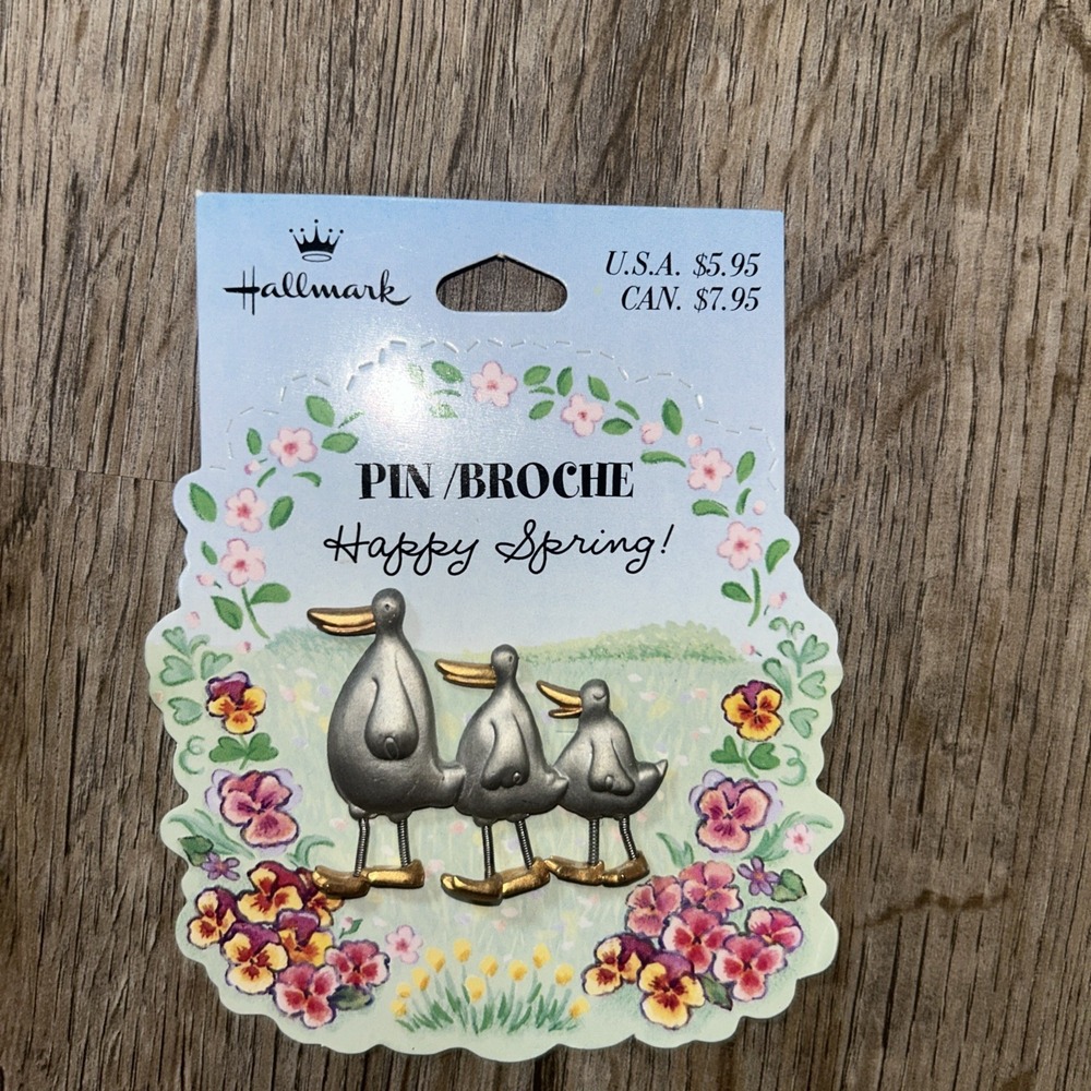 NWT Hallmark Pin/Broche ‎ Happy Spring  Ducks with Springy Feet